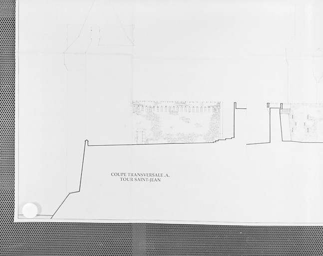 Mur de soutènement entre le château et la terrasse des Tournois. Elévation de François Jeanneau, architecte en chef des monuments historiques, 1996. Partie gauche.