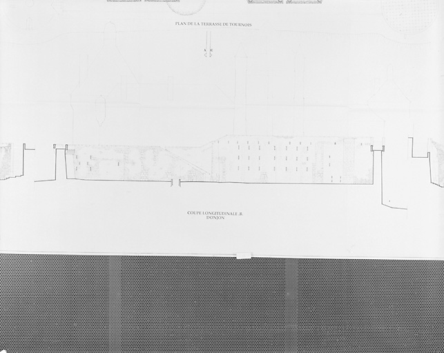 Mur de soutènement entre le château et la terrasse des Tournois. Elévation de François Jeanneau, architecte en chef des monuments historiques, 1996. Partie centrale.