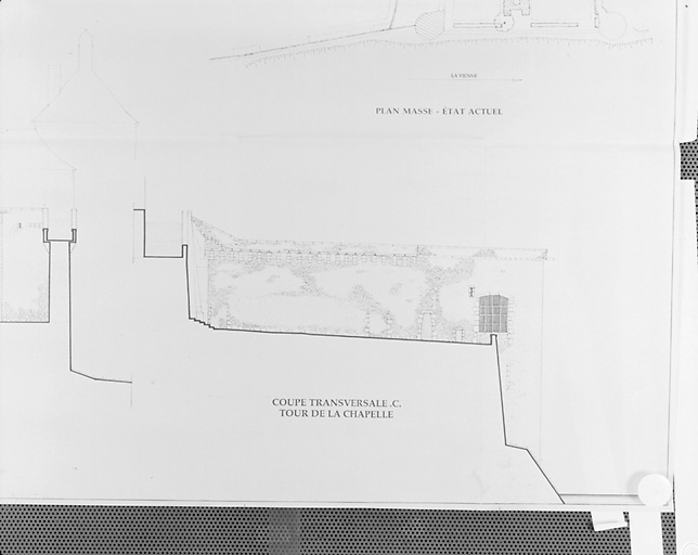 Mur de soutènement entre le château et la terrasse des Tournois. Elévation de François Jeanneau, architecte en chef des monuments historiques, 1996. Partie droite.