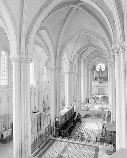 Vaisseau médian pris depuis la coursière du chevet.