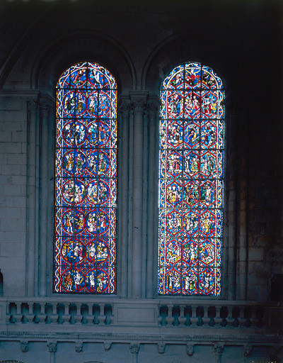 Baie géminée du mur ouest du bras nord du transept : scènes de la vie de Moïse (?).