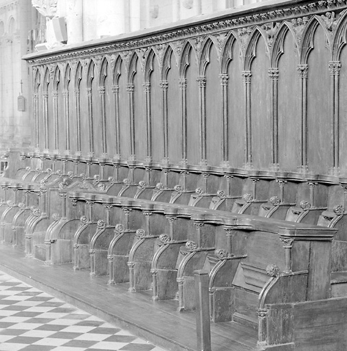 Vue d'ensemble d'est en ouest des stalles disposées à gauche dans le choeur.