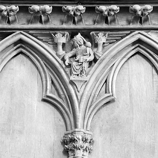 Dorsal des stalles disposées à gauche dans le choeur, détail de l'écoinçon placé entre les stalles 2 et 3 : Vierge à l'Enfant.