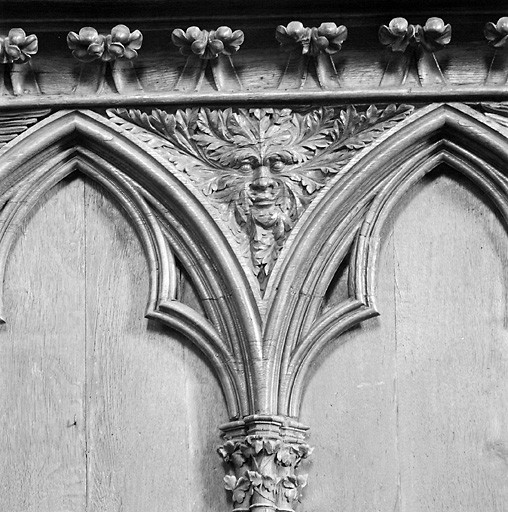 Dorsal des stalles disposées à gauche dans le choeur, détail de l'écoinçon placé entre les stalles 11 et 12 : tête feuillue.