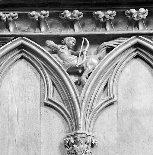 Dorsal des stalles disposées à gauche dans le choeur, détail de l'écoinçon placé entre les stalles 17 et 18 : centaure sagittaire.