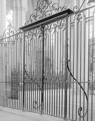 Vue de trois-quarts de la clôture placée dans la septième travée du collatéral droit.