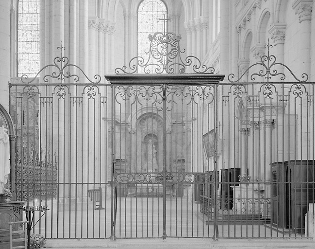 Vue de face de la clôture placée dans la septième travée du collatéral droit.