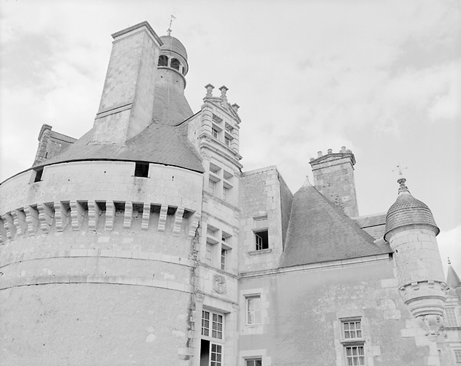 Angle du corps de logis et de la tour Saint-Georges.