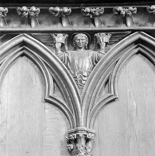 Dorsal des stalles disposées à gauche dans le choeur, détail de l'écoinçon placé entre les stalles 16 et 17 : chauve-souris.