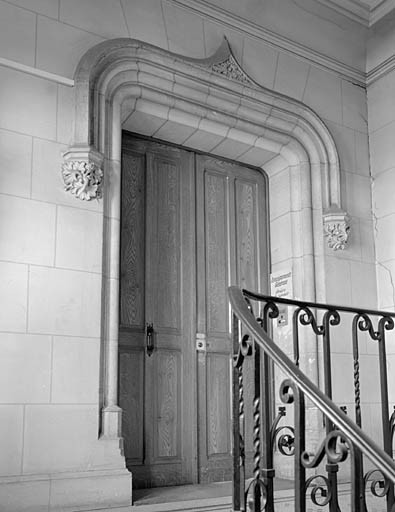 Escalier principal, porte au premier étage.