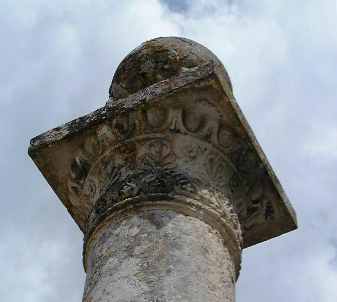 Détail du sommet de la colonne