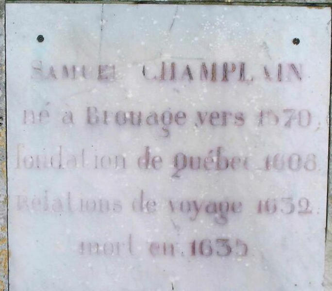 Détail de la plaque sur le socle