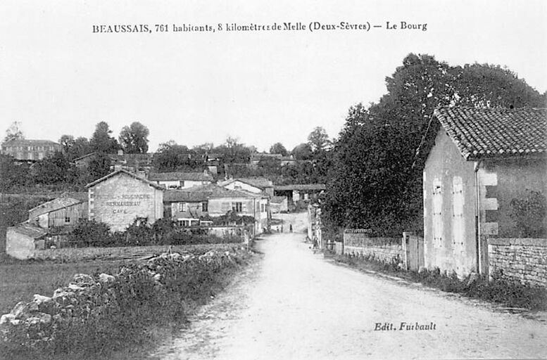 Vue d'ensemble du village ; au premier plan, à gauche, l'épicerie-boulangerie-café Bernardeau.