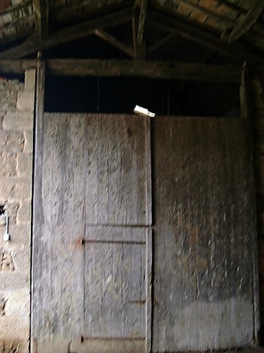 Dépendances, grange-hangar, intérieur, portail d'accès à la partie grange.