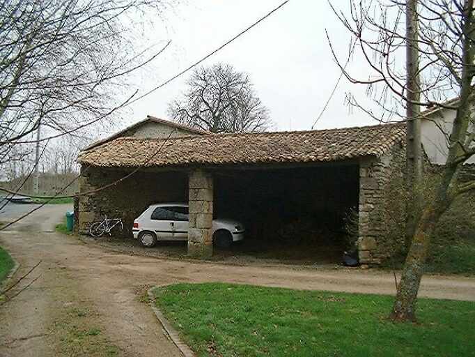 Dépendances, hangar avec pile maçonnée carrée à l'ouest, vue prise du sud.