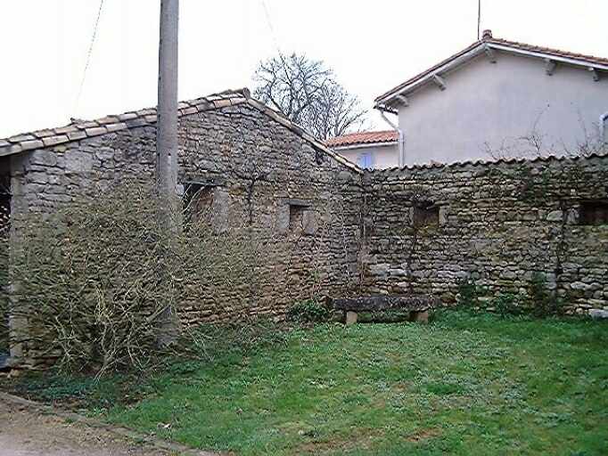 Dépendances, espace dégagée entre la grange-hangar et le hangar à l'ouest, à l'emplacement d'une étable ou d'une écurie conservant les baies dans le mur nord, vue prise du sud.