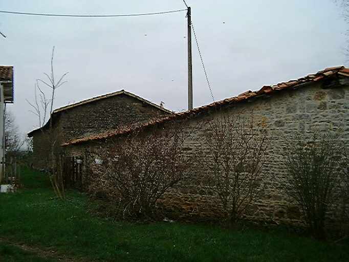 Dépendances, élévations ouest du hangar ouest et postérieure de la grange-hangar, vue prise de l'ouest.