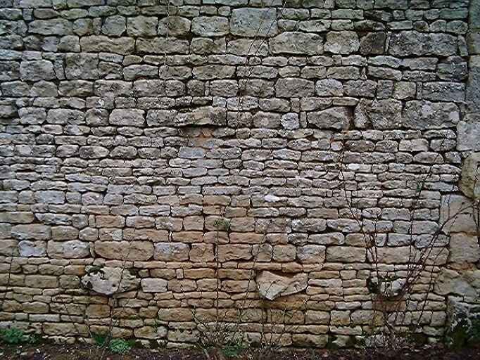 Dépendances, grange-hangar, élévation sud, partie gauche, détail de la mise en oeuvre des moëllons équarris.