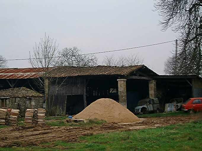 Dépendances, hangar à piles maçonnées carrées, vue prise de l'est.