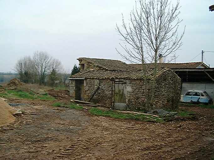 Dépendance au sud du logis, toit à cochon et poulailler (?), vue prise du nord-ouest.