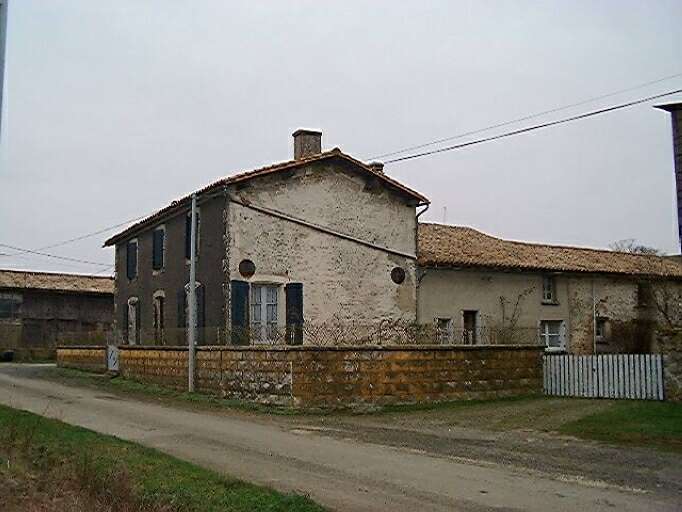 Logis, élévations antérieure et latérale, vue prise du sud-est.