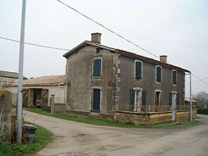 Logis, élévations antérieure et latérale, vue prise du sud-ouest.