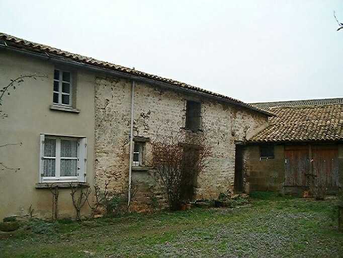 Dépendances partiellement remaniées et adossées au logis, vue prise du sud.