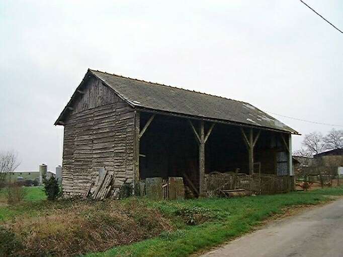 Dépendances, hangar de l'autre côté du chemin, vue prise de l'est.