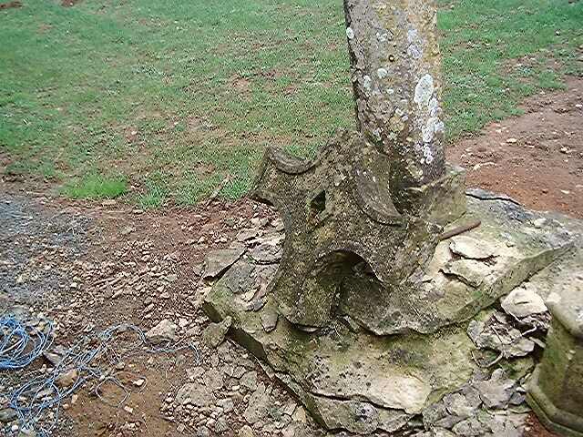 Détail du fût polygonale et de la croix avant sa restauration.