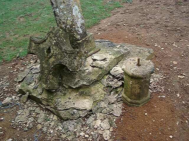 Détail de la croix et d'un morceau du fût avant sa restauration.