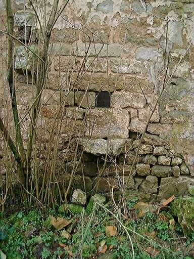Ancien logis, élévation antérieure, détail de la pierre d'évier surmontée d'une pierre en contrepoids au-dessus de laquelle un jour a été aménagé par la mise en oeuvre des moellons.