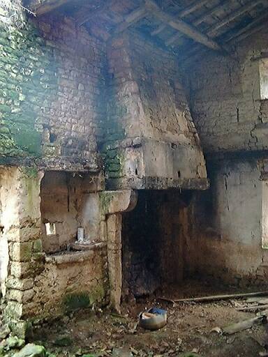 Ancien logis, intérieur, vue vers le sud-est, niche de l'évier et cheminée.