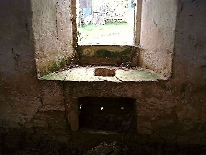 Ancien logis, intérieur, détail du potager à un trou installé à la place d'une porte sur l'élévation sud-est.