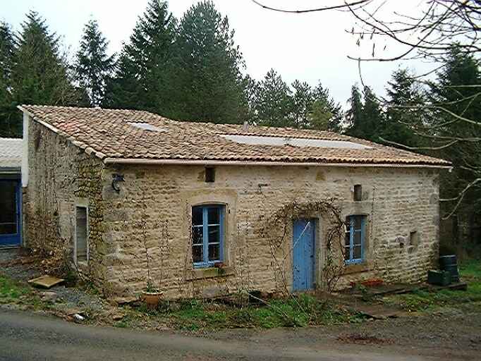 Ancien logis sur la parcelle AK 133, faisant partie d'un grand bâtiment partiellement en ruine, vue prise de l'ouest.