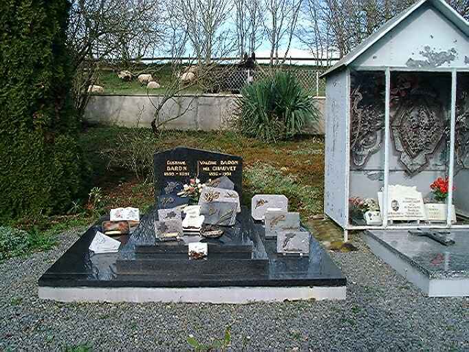 Cimetière privé de la famille Baron-Chauvet sur la parcelle AK 127.