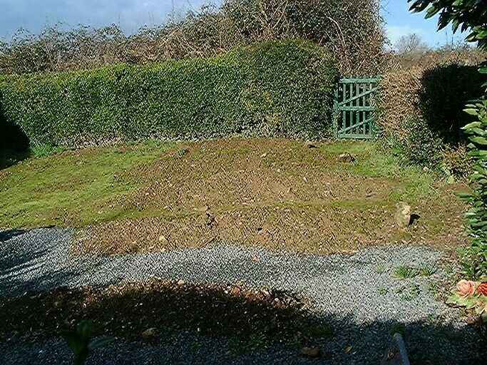 Cimetière privé de la famille Berry-Bonneau au lieu-dit la Cibaudière clos de haies, vue des monticules avec une pierre au bout indiquant les inhumations.