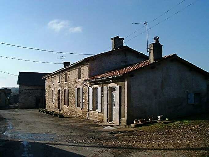 Vue du logis et de la grange prise du nord.