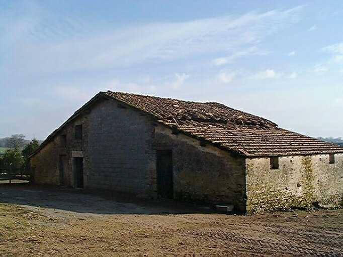 Ancien logis et dépendances, vue prise du sud-ouest.