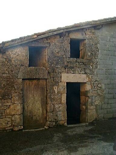 Ancien logis, élévation antérieure, porte d'entrée à droite.