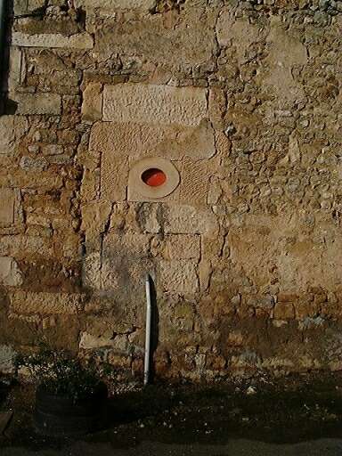 Logis, élévation antérieure est, partie gauche, détail de la mise en oeuvre des pierres calcaires dures autour de l'oculus de la pierre d'évier.