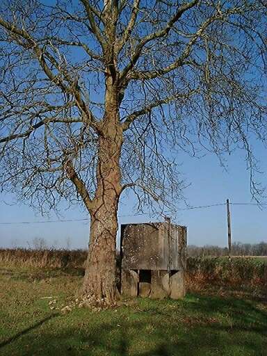 Réservoir d'eau installé sur l'ancien puits sur la parcelle AE 12, vue prise du sud.