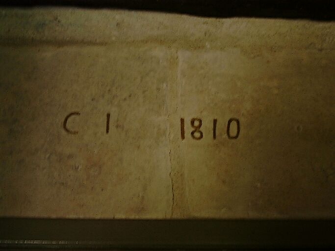 Logis au nord, intérieur, couloir, porte donnant accès aux dépendances adossées, détail du linteau daté.