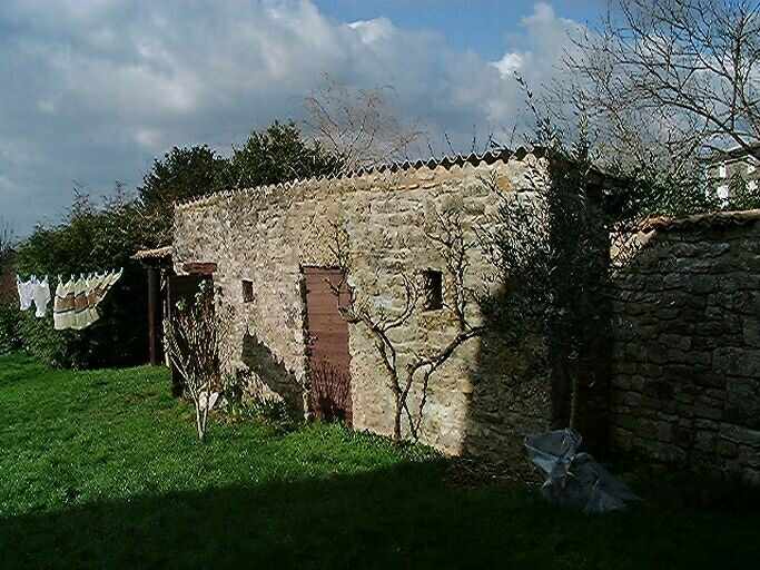 Dépendance, bergerie, construite après l'établissement de l'ancien plan cadastral, vue prise du sud-est.