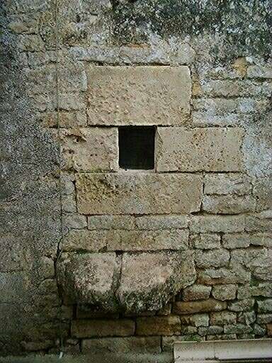 Détail de l'évier et de la mise en oeuvre des pierres formant la baie.