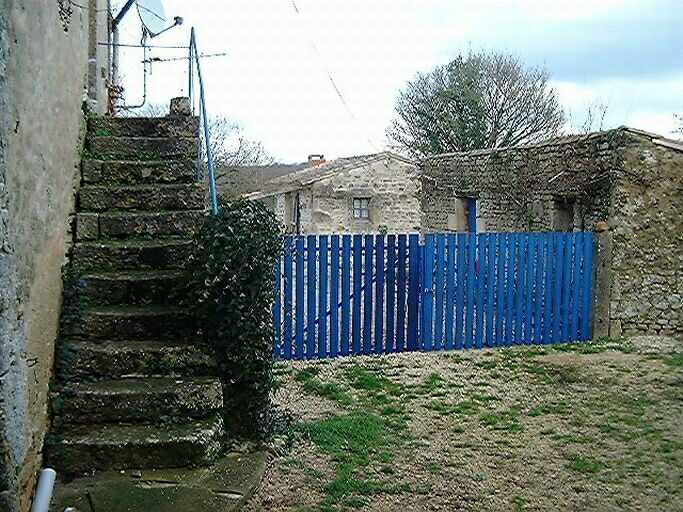 Logis prolongé vers le sud-est, élévation latérale droite, l'escalier en pierre, et dépendances, toit à porcs et fournil, vue prise du sud.