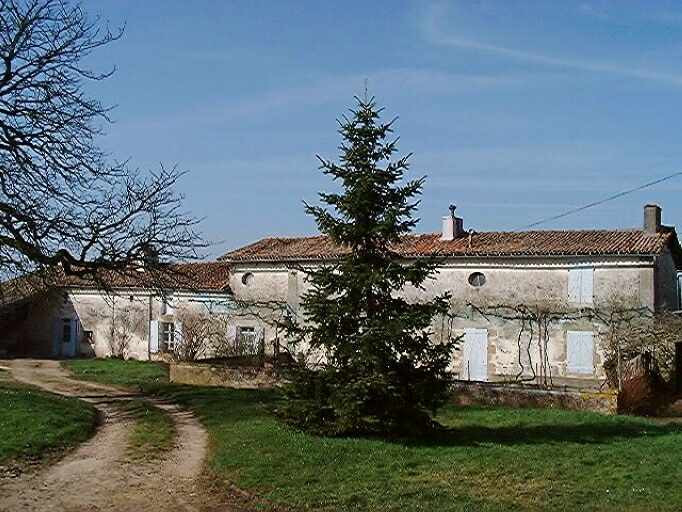 Logis principal, vue prise du sud-est.