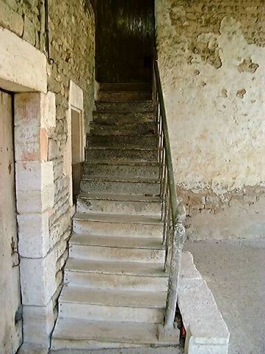 Logis principal, partie gauche, élévation antérieure, escalier en bois donnant accès au grenier.
