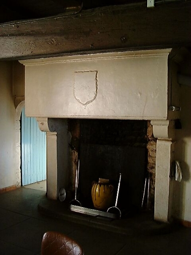 Logis principal, partie gauche, intérieur, cuisine, cheminée engagée de 5 cm et d'une largeur de 230 cm.