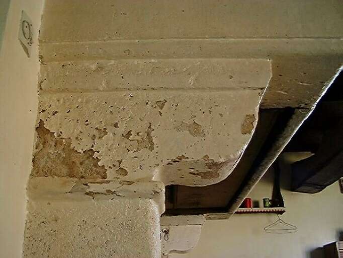 Cheminée engagée, détail du profil.