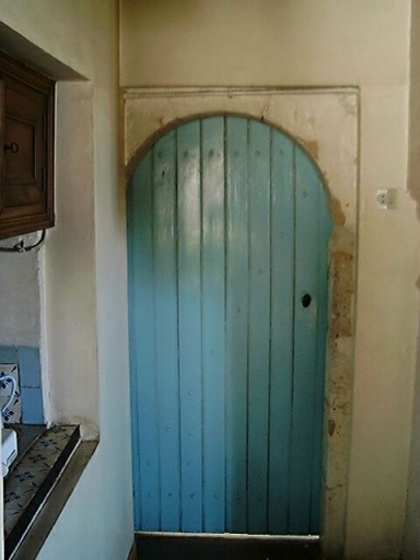 Logis principal, partie gauche, intérieur, cuisine, porte de communication située à gauche de la cheminée.